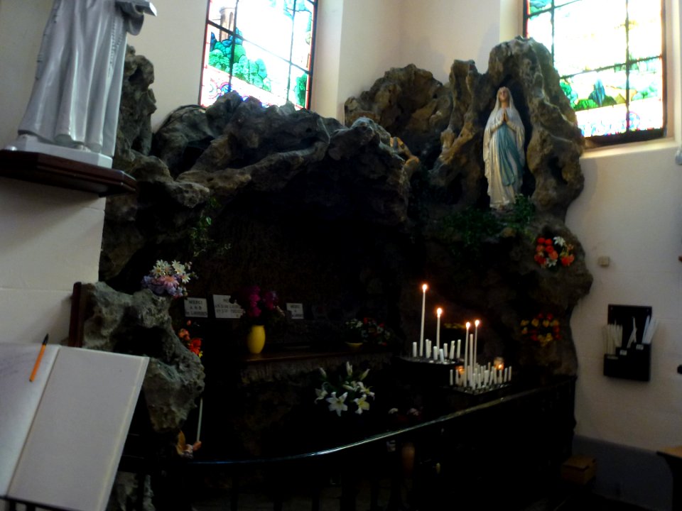 Marly (Nord, Fr) église Saint-Pierre, grotte de Lourdes