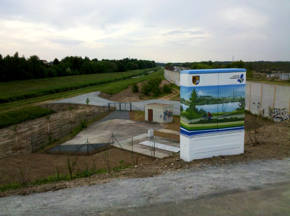 Markkleeberg, Schaltkasten mit Bild des Neuseenlands im Mai 2017
