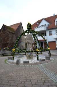 Markelsheim, Marktplatzbrunnen mit Osterschmuck