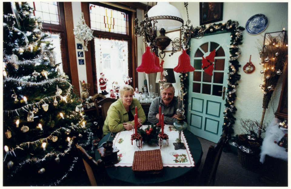 Marja en Jan de Gier in hun met kerstattributen versierde woning aan de Leidsestraat. NL-HlmNHA 54037043