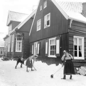 Marken heeft last van sneeuw, de dames aan het scheppen van sneeuw, Bestanddeelnr 918-7775