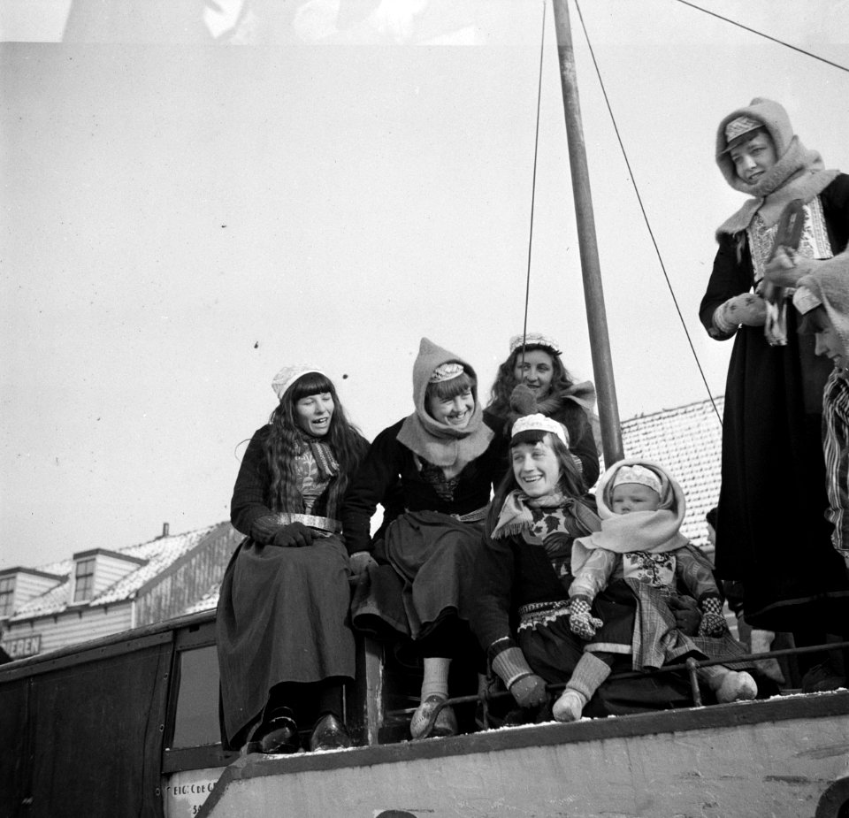 Marker meisjes en kinderen op een boot, Bestanddeelnr 254-1934
