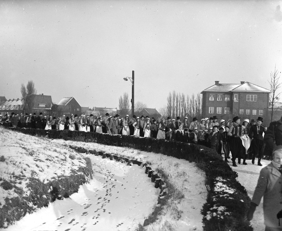 Marken bruiloftstoet in het dorp, Bestanddeelnr 902-0230