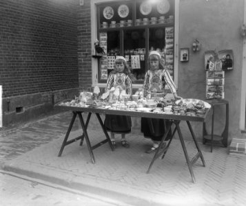 Marken. Snuisterijenstalletje met 2 Marker meisjes, Bestanddeelnr 903-4321