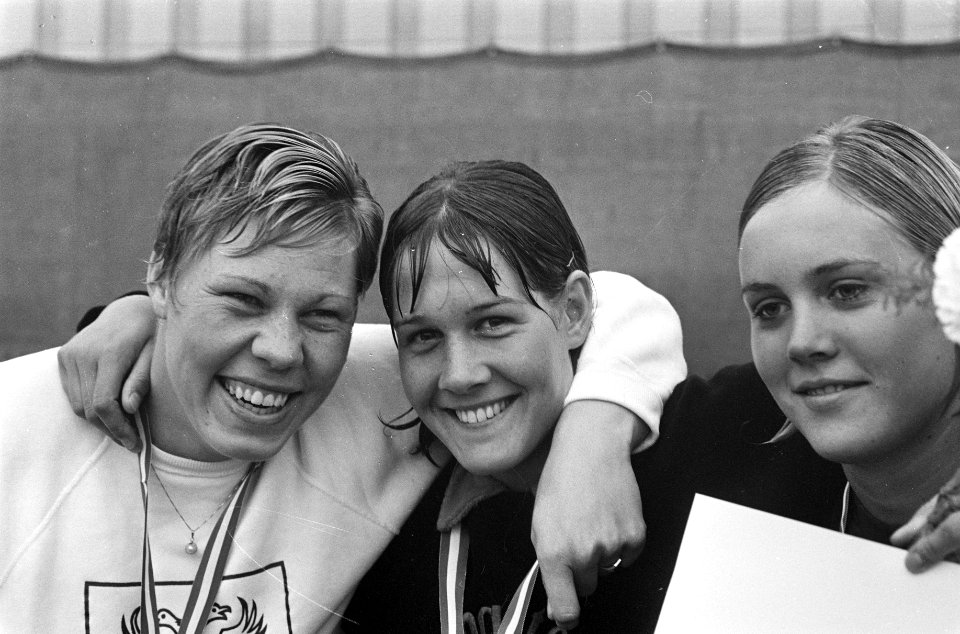 Marjan Janus kampioen 100 m schoolslag (rechts) met links Klenie Bimolt die vers, Bestanddeelnr 921-5529