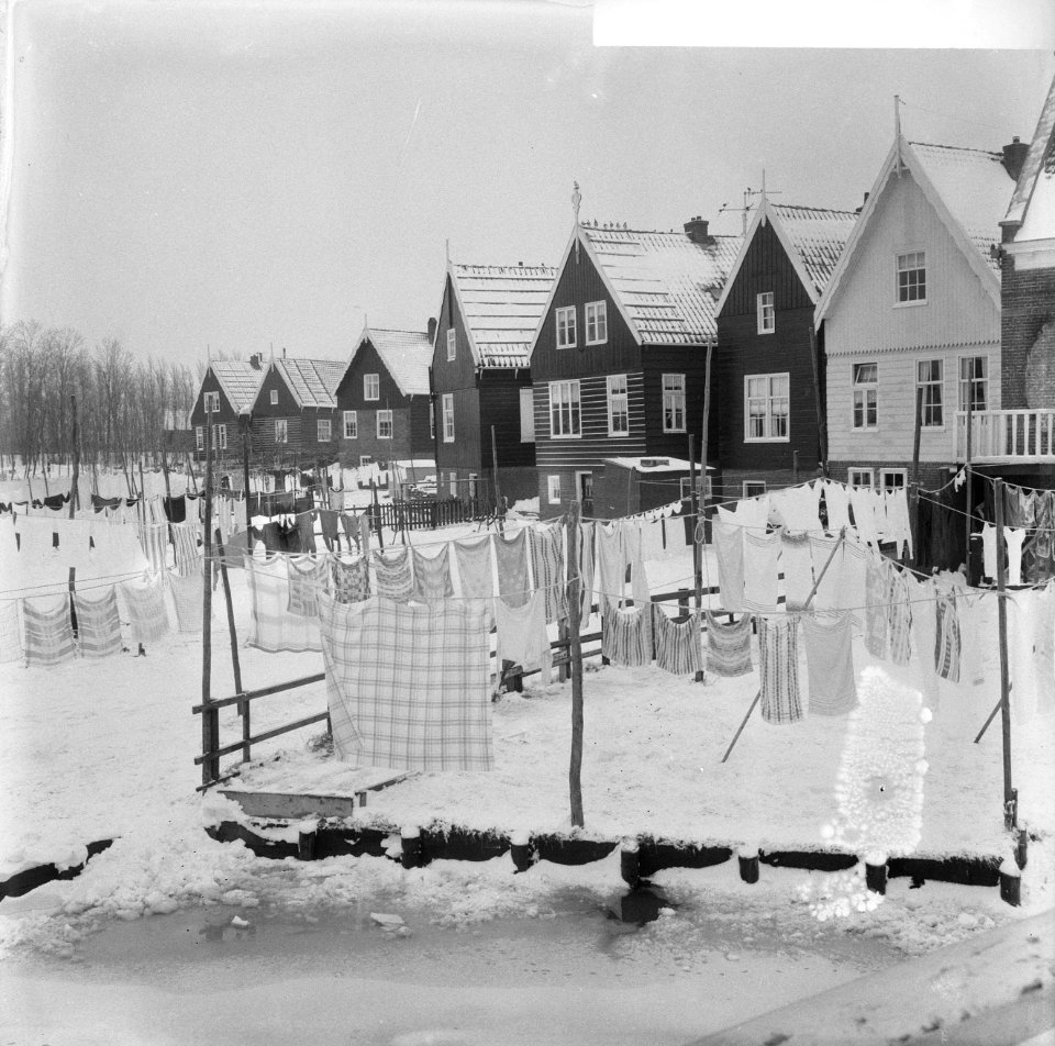 Marken heeft last van sneeuw, de was hangt op Marken, Bestanddeelnr 918-7777