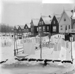 Marken heeft last van sneeuw, de was hangt op Marken, Bestanddeelnr 918-7777