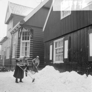 Marken heeft last van sneeuw, de dames aan het scheppen van sneeuw, Bestanddeelnr 918-7776