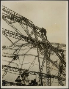 Mechanic at work on the wreckage, Bestanddeelnr 158-2562