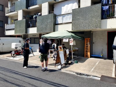 Meat shop operating in the open air, in order to limit covid-19 transmission
