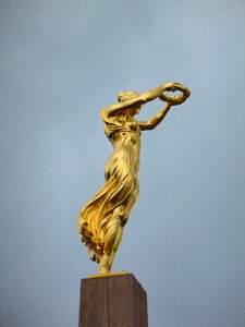 The golden woman monument gëlle fra