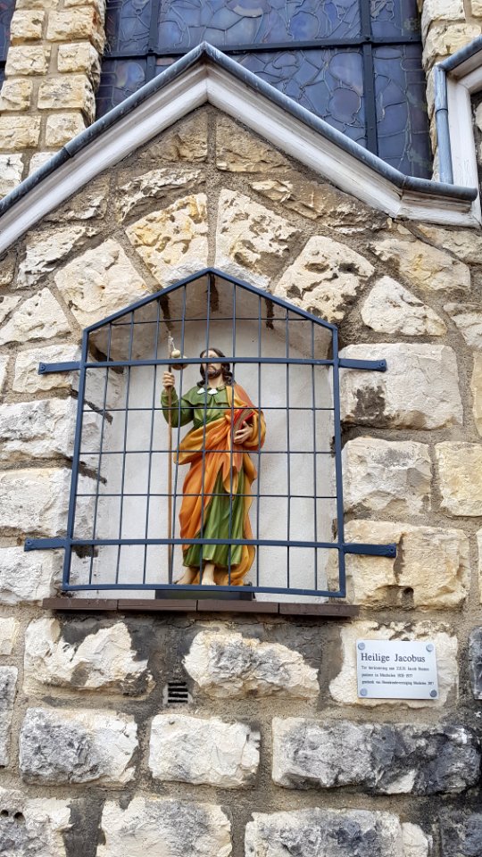 Mechelen-beeld Sint-Jacobus in gevel kerk (1)