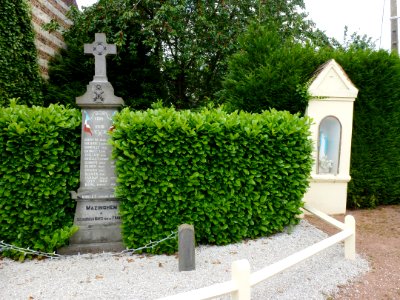 Mazinghem (Pas-de-Calais) monument aux morts et oratoire