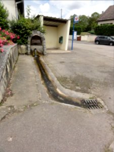 Mazerulles (M-et-M) fontaine et abri-bus