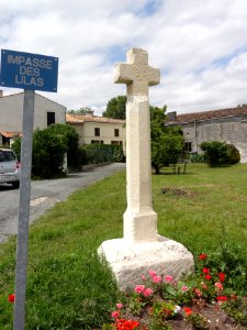 Mazeray (Charente-Maritime) croix de chemin impasse des Lilas