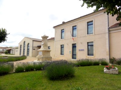 Mazeray (Charente-Maritime) mairie, monument aux morts, salle polyvalente