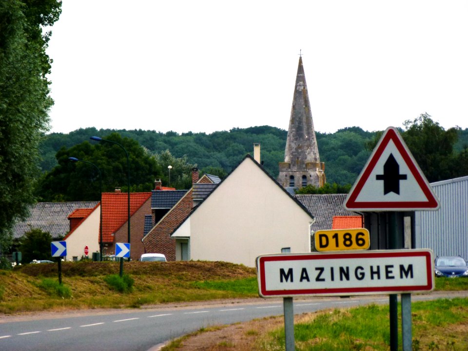 Mazinghem (Pas-de-Calais) panneau d'entrée; tour de l'église PA00108344