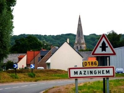 Mazinghem (Pas-de-Calais) panneau d'entrée; tour de l'église PA00108344