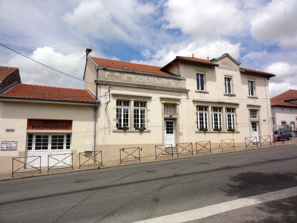 Mazerulles (M-et-M) mairie, école et salle polyvalente