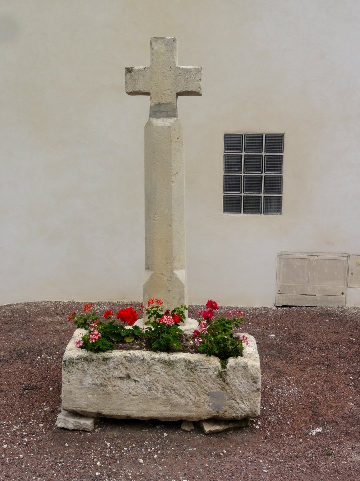 Mazeray (Charente-Maritime) croix de chemin centre-bourg