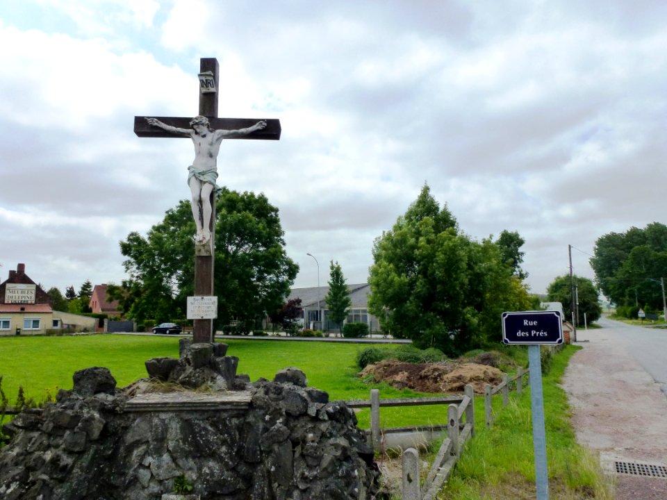Mazinghem (Pas-de-Calais) croix de chemin, rue des Prés