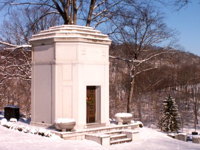 McCune mausoleum, Allegheny Cemetery, 2015-01-28, 01