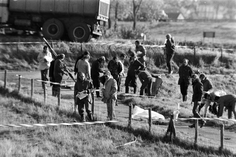 Medewerkers zoeken naar stoffelijke resten van de omgekomenen, Bestanddeelnr 931-7271
