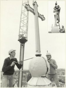 Medewerkers van fa. Klein-Schiphorst aan het werk bovenop de R.K. Sint Josephkerk. NL-HlmNHA 54026263