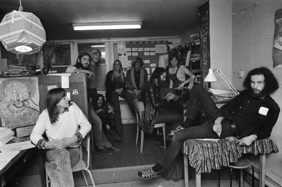 Medewerkster Release-Amsterdam-spinozastraat, opdracht Volkskrant, Bestanddeelnr 925-9317