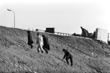 Medewerkers op de spoorweg zoekend naar resten rechts enkele vliegtuigresten, Bestanddeelnr 931-7273