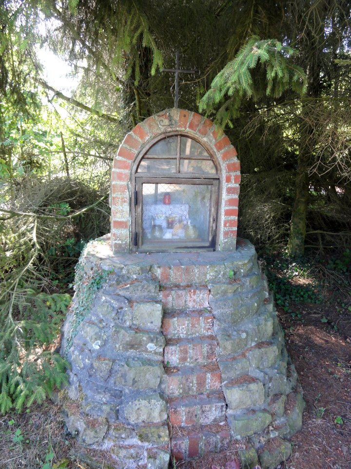 Mecquignies (Nord, Fr) chapelle au croisement vers l'église