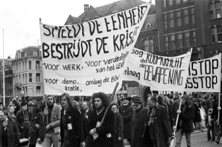 Meeting en demonstratie CPN in Amsterdam demonstratie onderweg, Bestanddeelnr 928-4263