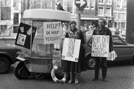 Medewerkers van wijkcentrum dOude Stadt delen voor stadhuis pamfletten uit, voor, Bestanddeelnr 931-9954