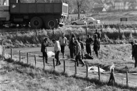 Medewerkers van het onderzoeksteam zoeken naar resten, Bestanddeelnr 931-7276