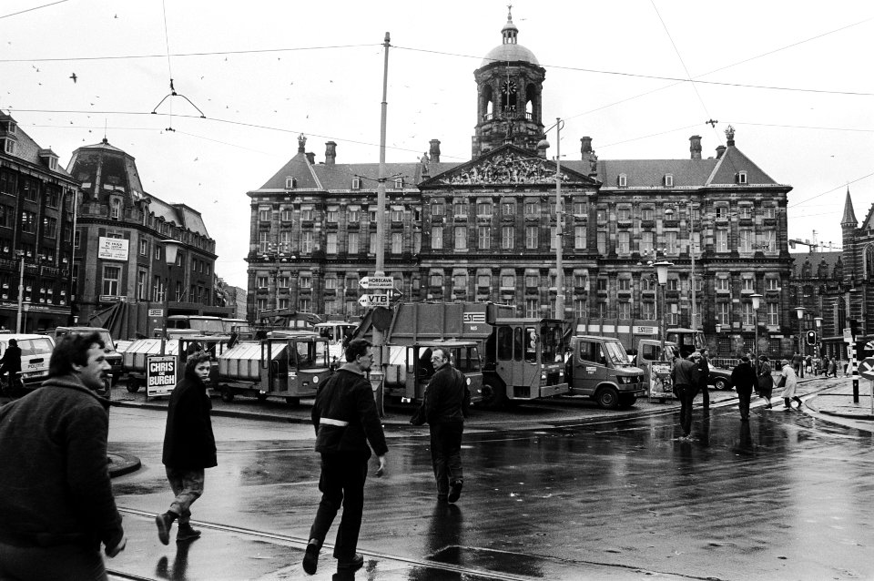 Medewerkers van de Stadsreiniging lopen na een protestbijeenkomst terug naar hun, Bestanddeelnr 932-4613