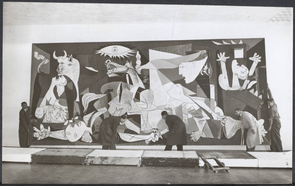 Medewerkers van het Stedelijk Museum bezig met het plaatsen van het schilderij , Bestanddeelnr 050-1084