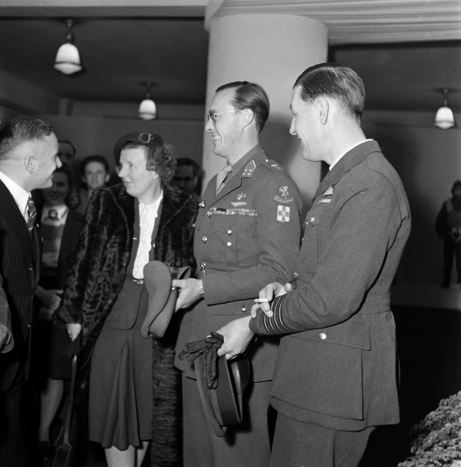 Medaille-uitreiking aan Prins Bernhard op de R.A.F.-tentoonstelling, Bestanddeelnr 900-9899