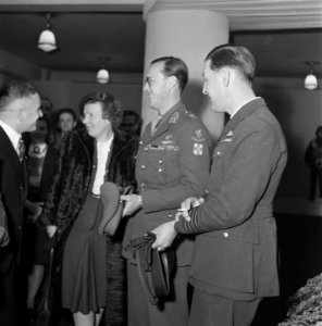 Medaille-uitreiking aan Prins Bernhard op de R.A.F.-tentoonstelling, Bestanddeelnr 900-9899