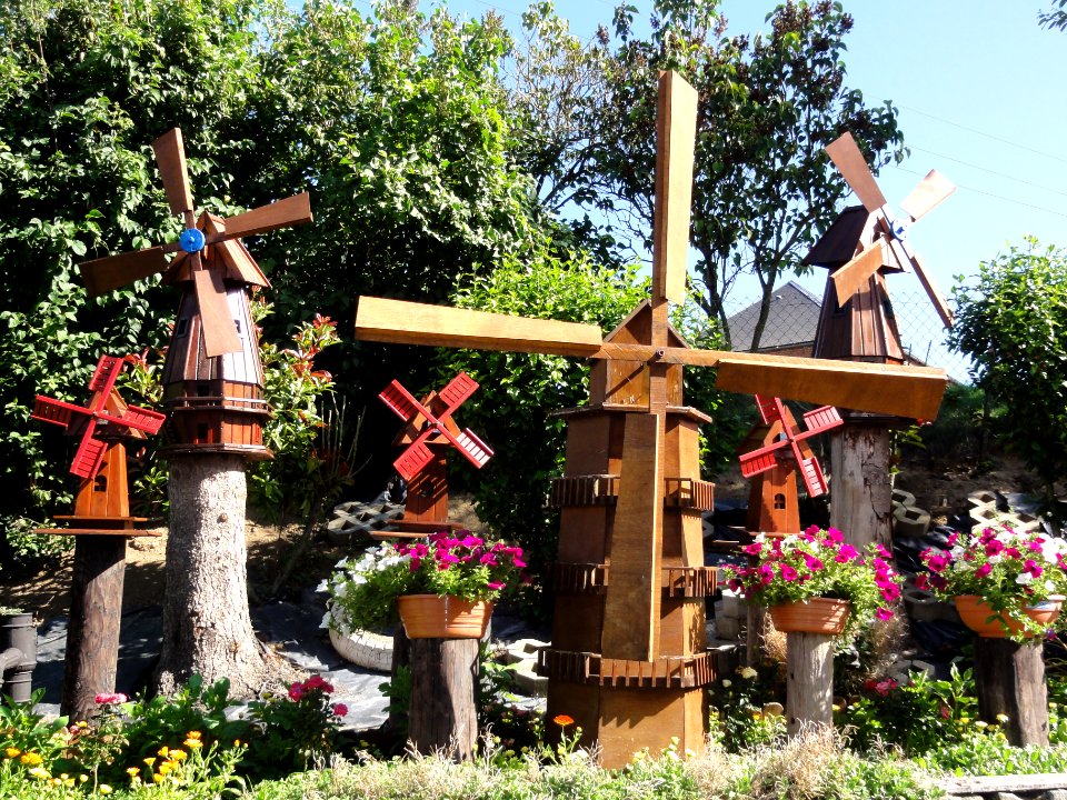 Mecquignies (Nord, Fr) model windmills