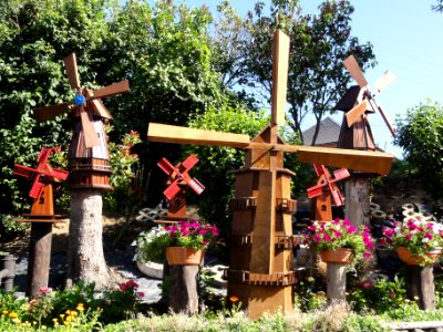 Mecquignies (Nord, Fr) model windmills
