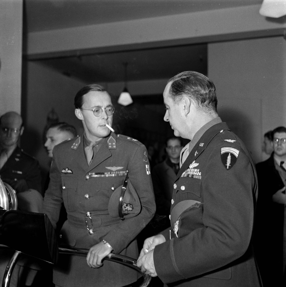 Medaille-uitreiking aan Prins Bernhard op de RAF-tentoonstelling, Bestanddeelnr 900-9895