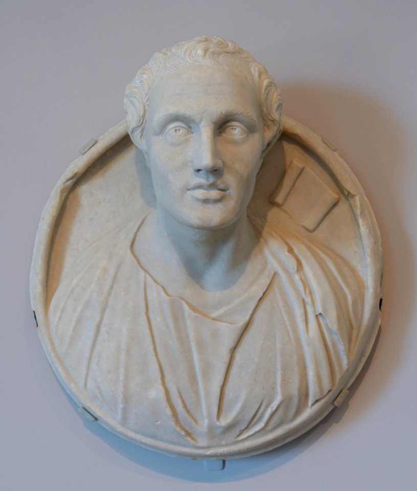 Medallion Portrait of Menander, view 1, Roman, 4th century AD, adaptation of Greek statue of 3rd century BC, marble - Arthur M. Sackler Museum, Harvard University - DSC01535