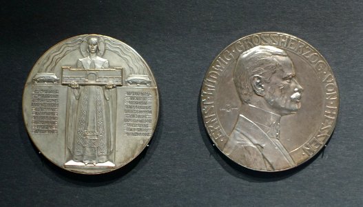 Medal for the Darmstadt Artists Colony Exhibition, designer Rudolf Bosselt, maker Prageanstalt Carl Poellath, 1901, bronze - Museum Künstlerkolonie Darmstadt - Mathildenhöhe - Darmstadt, Germany - DSC06368