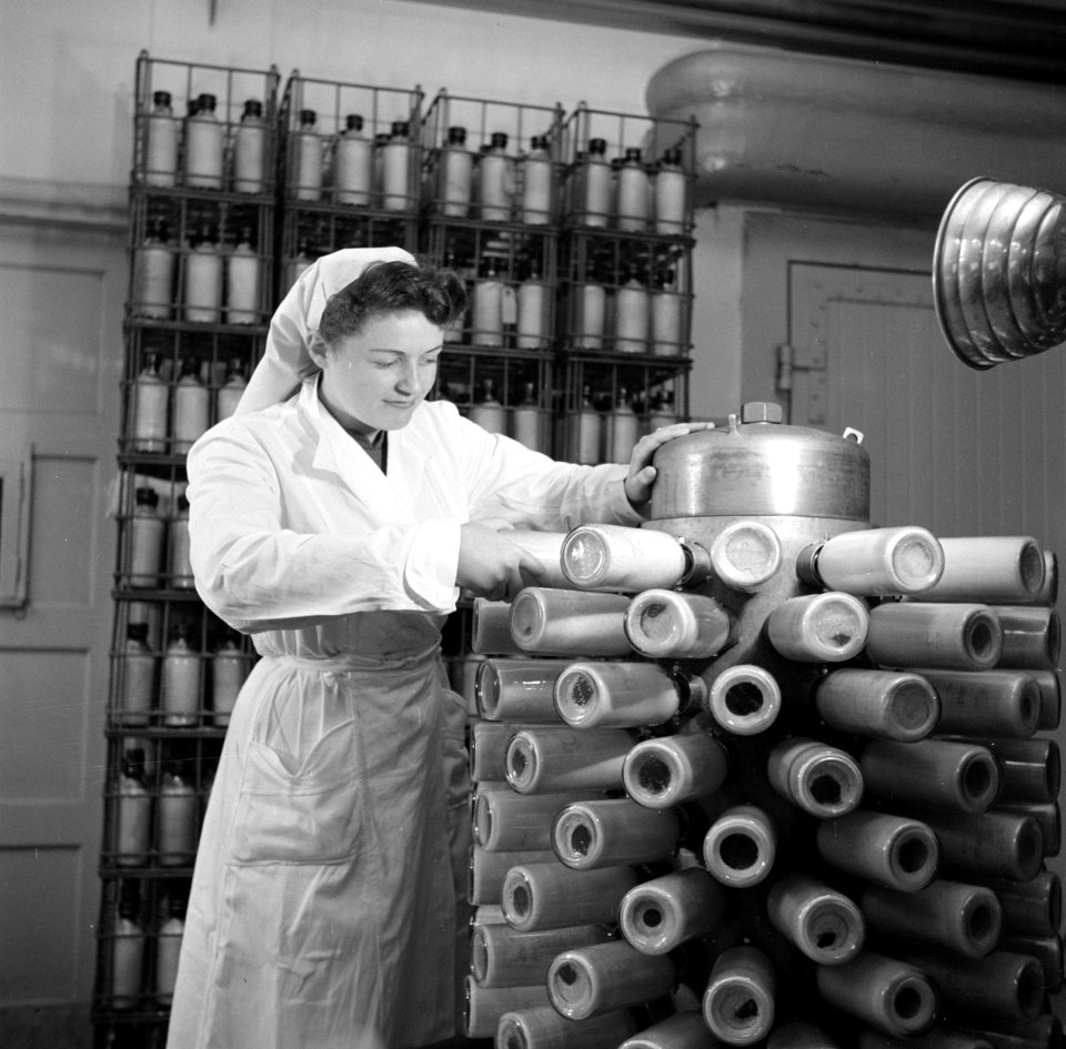 Medewerkster van de drooginrichting van het Amsterdamse Binnengasthuis schroeft , Bestanddeelnr 254-2517