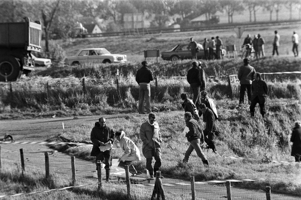 Medewerkers van het onderzoeksteam zoeken naar resten, Bestanddeelnr 931-7274