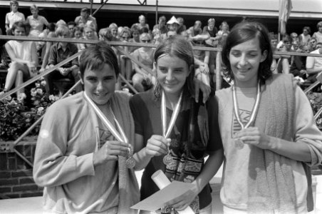Medaillewinnaars 100 meter vrije slag dames, v.l.n.r. C. v.d. Veer (2e), Yvonne , Bestanddeelnr 922-6676