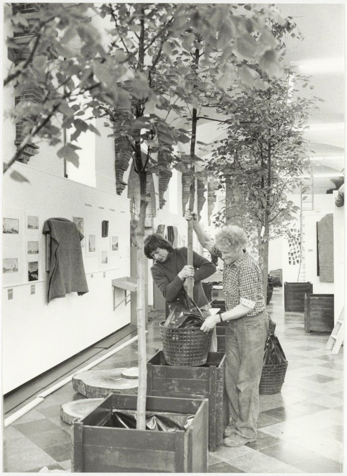 Medewerkers van de Dienst Hout- en Plantsoenen richten de tentoonstelling over 400 jaar Haarlemmerhout in, in de Vleeshal. NL-HlmNHA 54025816