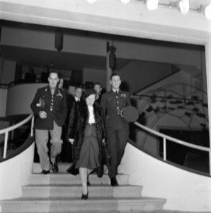Medaille-uitreiking aan Prins Bernhard op de RAF-tentoonstelling, Bestanddeelnr 900-9891