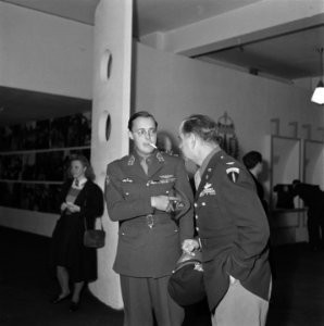 Medaille-uitreiking aan Prins Bernhard op de RAF-tentoonstelling, Bestanddeelnr 900-9894