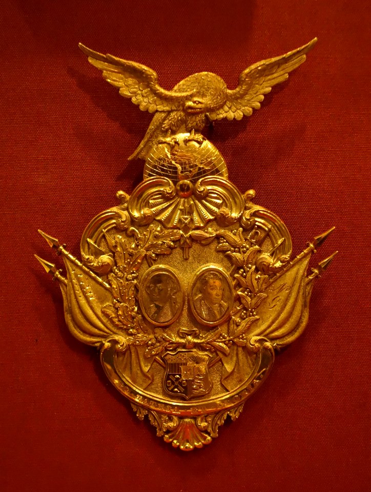 Medal presented to the Marquis de Lafayette, designed by Thomas J. Brown, made by Frederick Marquand & Brothers, New York City, 1832, gold with portraits of Washington & Lafayette - Winterthur Museum - DSC01589